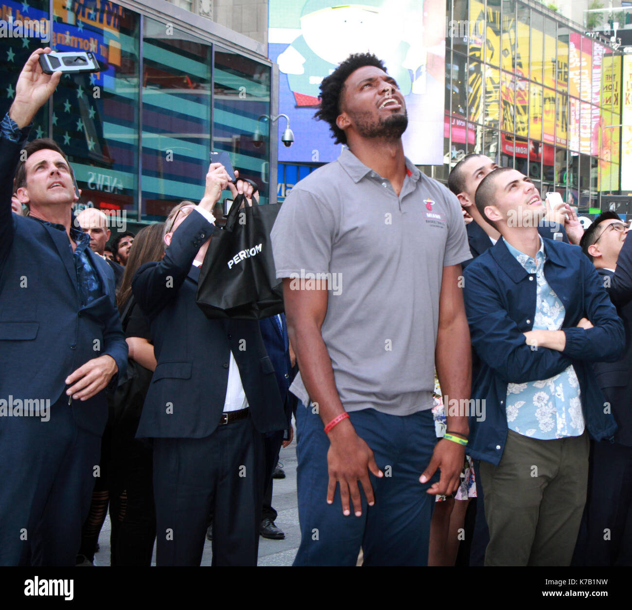 NEW YORK, NEW YORK September 15, 2017 George FeldenkreisChief Executive Officer von Perry Ellis International, Oscar Feldenkreis, CEO und PresidentPerry Ellis International Ring der Nasdaq Börse schließenden Glocke zu Ehren des Unternehmens 50. Jahrestag am Time Square in New York am 15. September 2017. Quelle: RW/MediaPunch Stockfoto