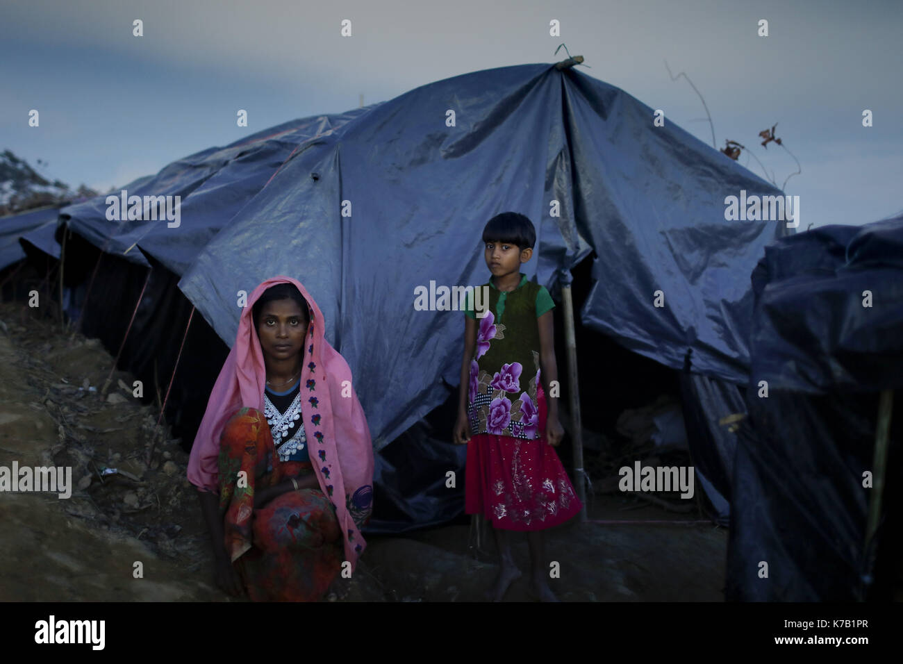 Ein Rohingya Frau sitzen c zu ihrem provisorischen Zelt am Balukhali camp in Ukhiya, Bangladesch. Viele der Rohingya auf der Flucht vor der Gewalt in Myanmar hatte mit dem Schiff reiste Zuflucht im benachbarten Bangladesch zu finden. Nach Angaben der Vereinten Nationen mehr als 300 tausend Rohingya-flüchtlinge Myanmar von Gewalt in den letzten Wochen geflohen, die meisten versuchen, die Grenze zu überqueren und Bangladesch zu erreichen. 15 Sep, 2017. Credit: K M Asad/ZUMA Draht/Alamy leben Nachrichten Stockfoto