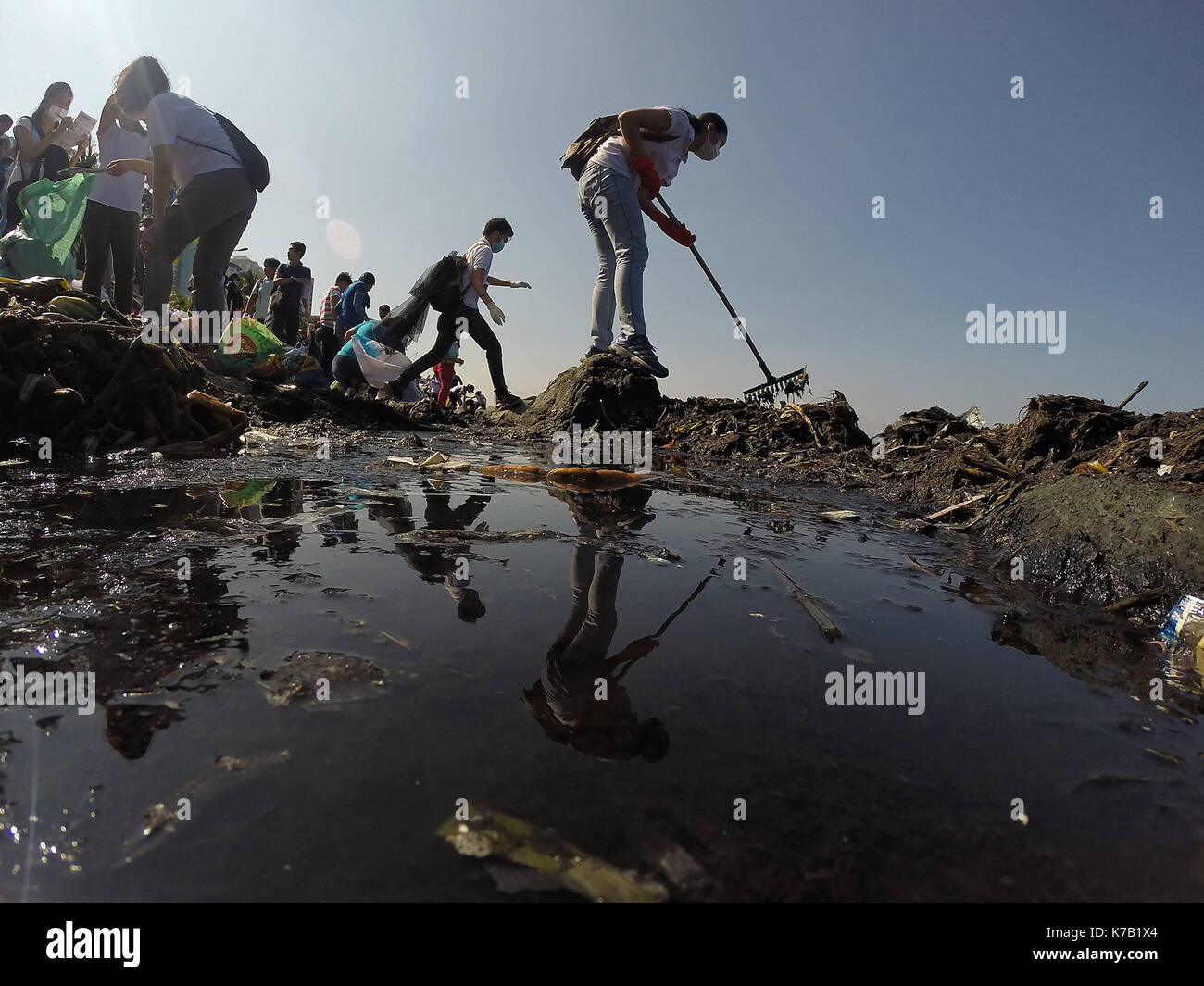 Manila, Philippinen. 16 Sep, 2017. Die Freiwilligen sammeln Müll entlang der Küste der Bucht von Manila während der Internationalen Coastal Cleanup Day in Manila auf den Philippinen, Sept. 16, 2017. International Coastal Cleanup Day gefeiert wird jährlich am dritten Samstag im September. Credit: rouelle Umali/Xinhua/Alamy leben Nachrichten Stockfoto