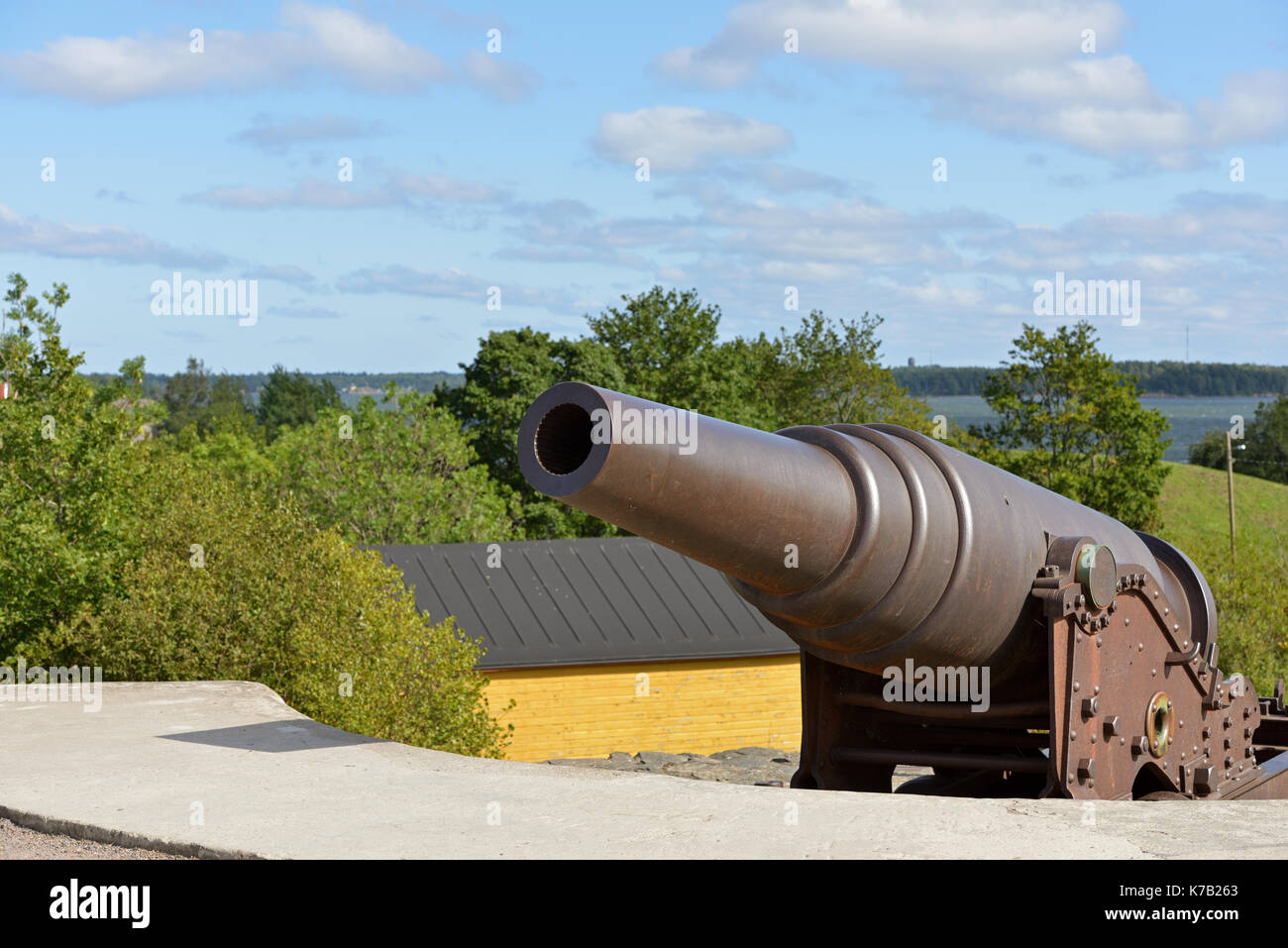 Kanonen in shore Böschungen von Kustaanmiekka, zurück zur Russischen ära zurückgehen. Vintage guns (19c) in Perm Stahl Gewehren Fabrik hergestellt. Suomenlinna (Sveaborg) Stockfoto