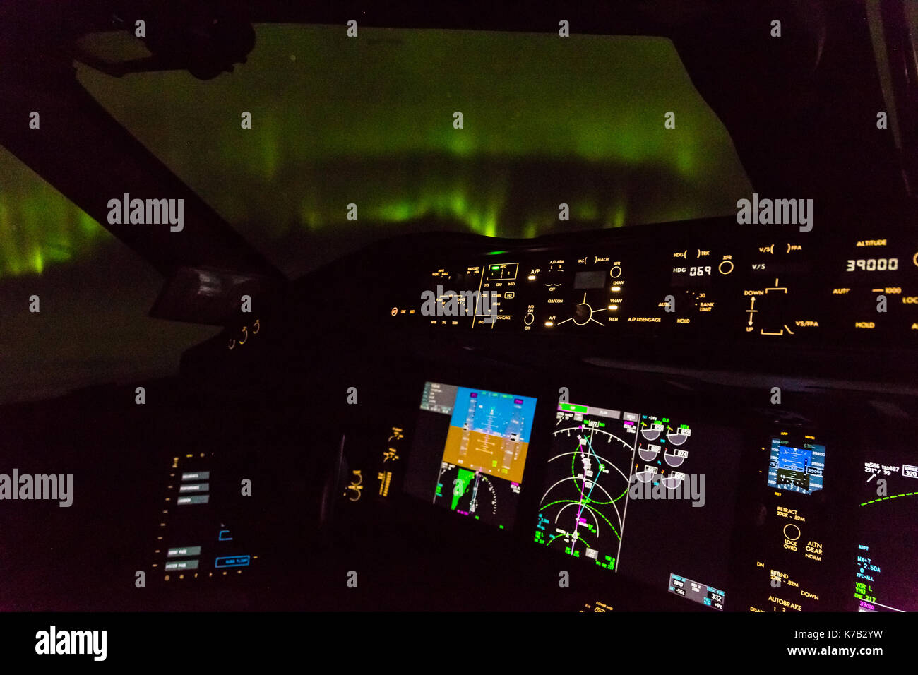 Aurora Borealis gesehen aus dem Cockpit einer Boeing 787 Dreamliner. Stockfoto