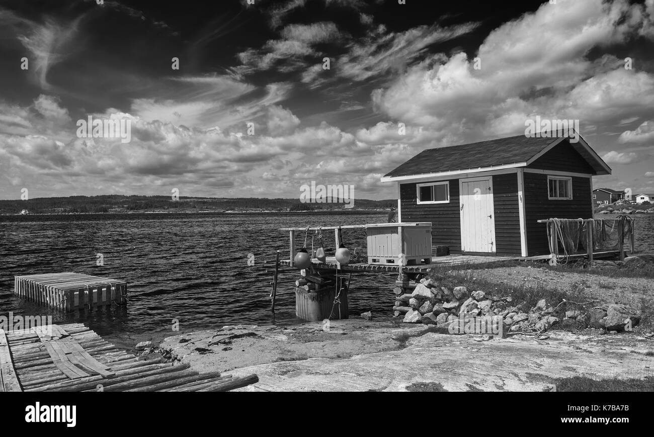 Rustikale holz Hütte auf Stelzen und Boot Helling aus Protokollen vorgenommen, Neufundland, Kanada Stockfoto