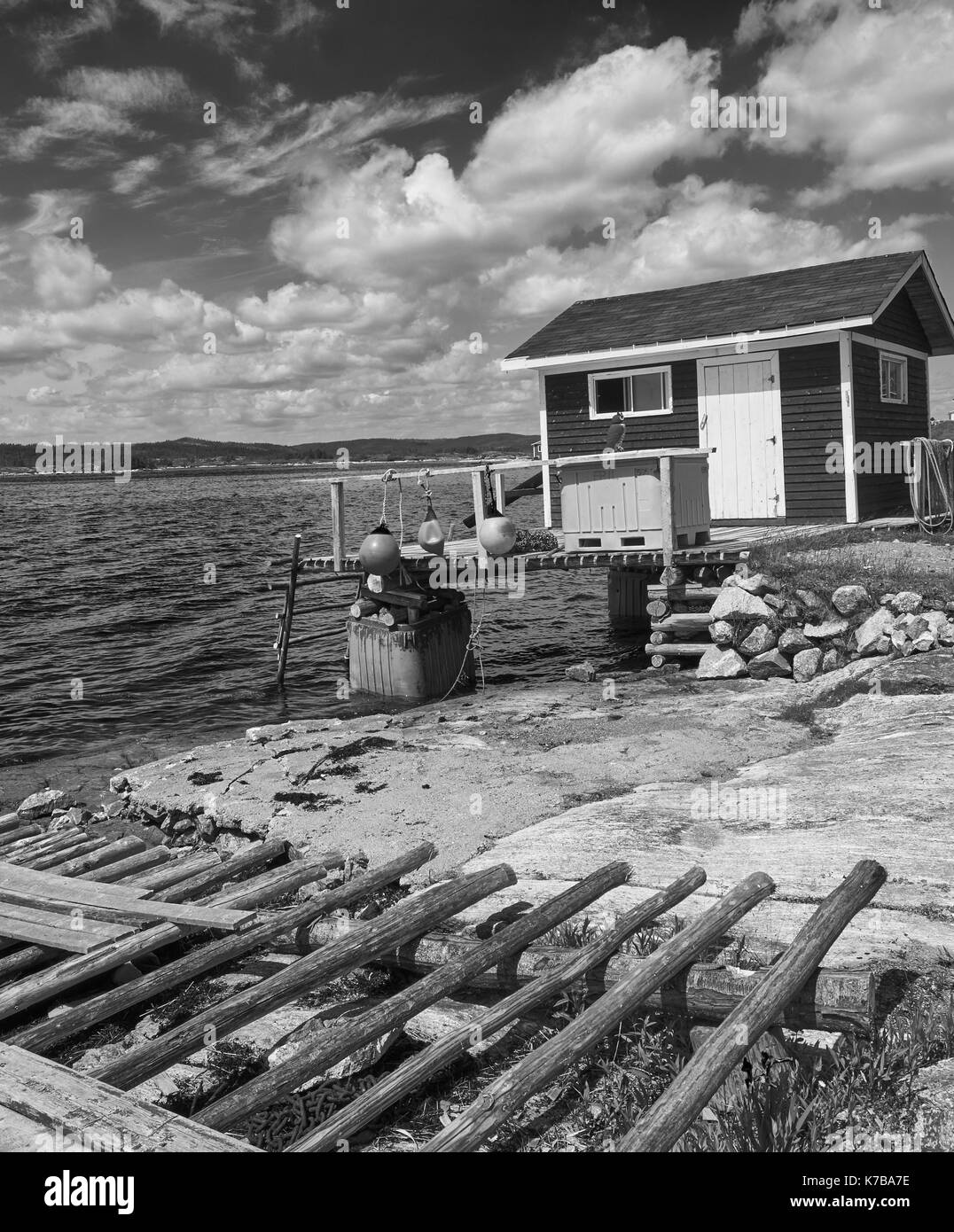 Rustikale holz Hütte und Boot Helling aus Protokollen vorgenommen, Neufundland, Kanada Stockfoto