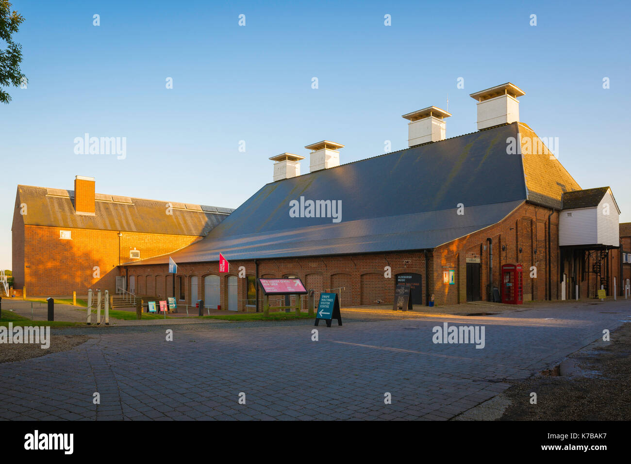 Snape Suffolk UK, die Snape Maltings Concert Hall - ein international anerkannter Veranstaltungsort für Festivals für klassische Musik von Benjamin Britten, UK gegründet. Stockfoto