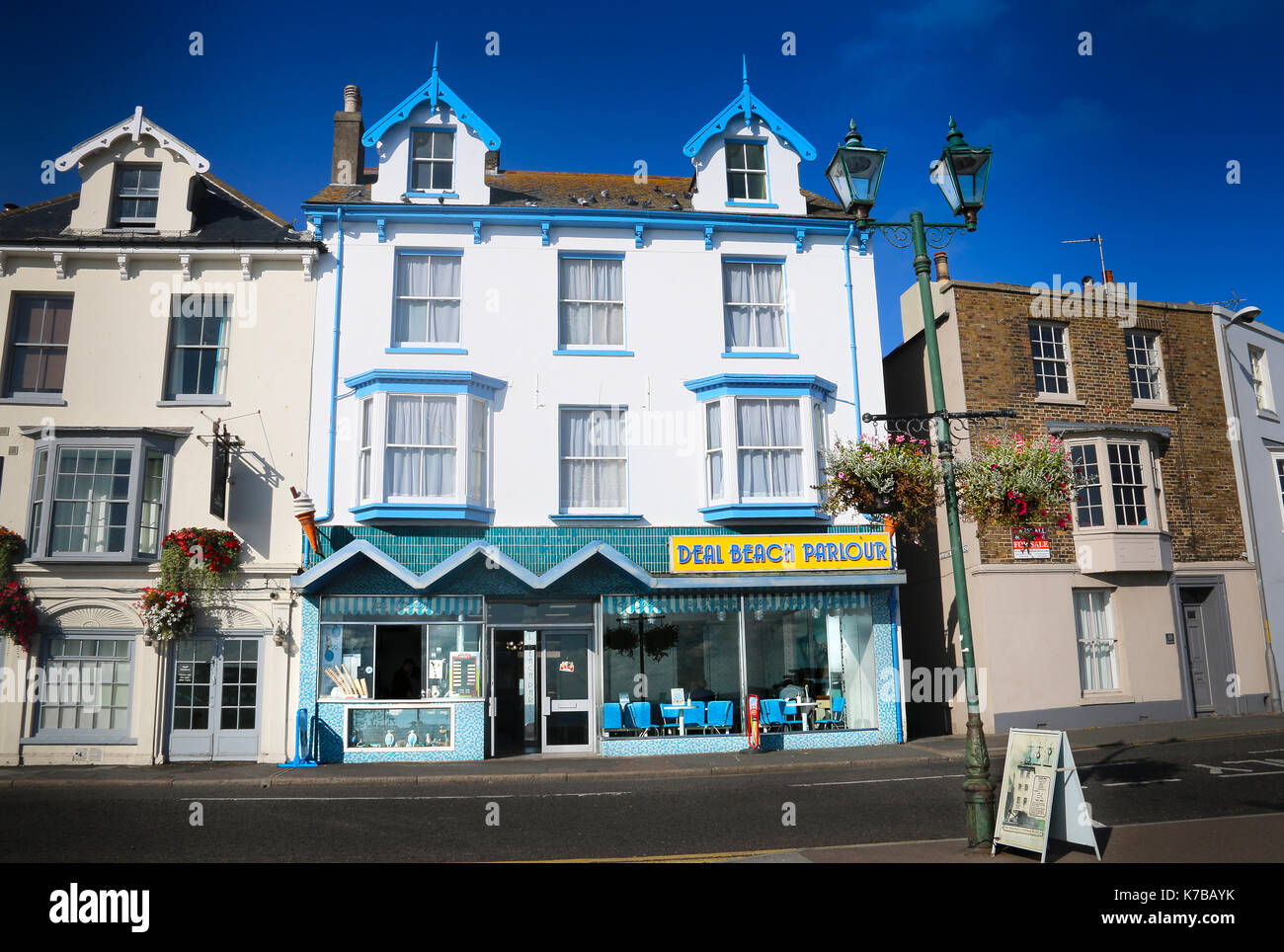 Viel Strand Salon und blauer Himmel Stockfoto