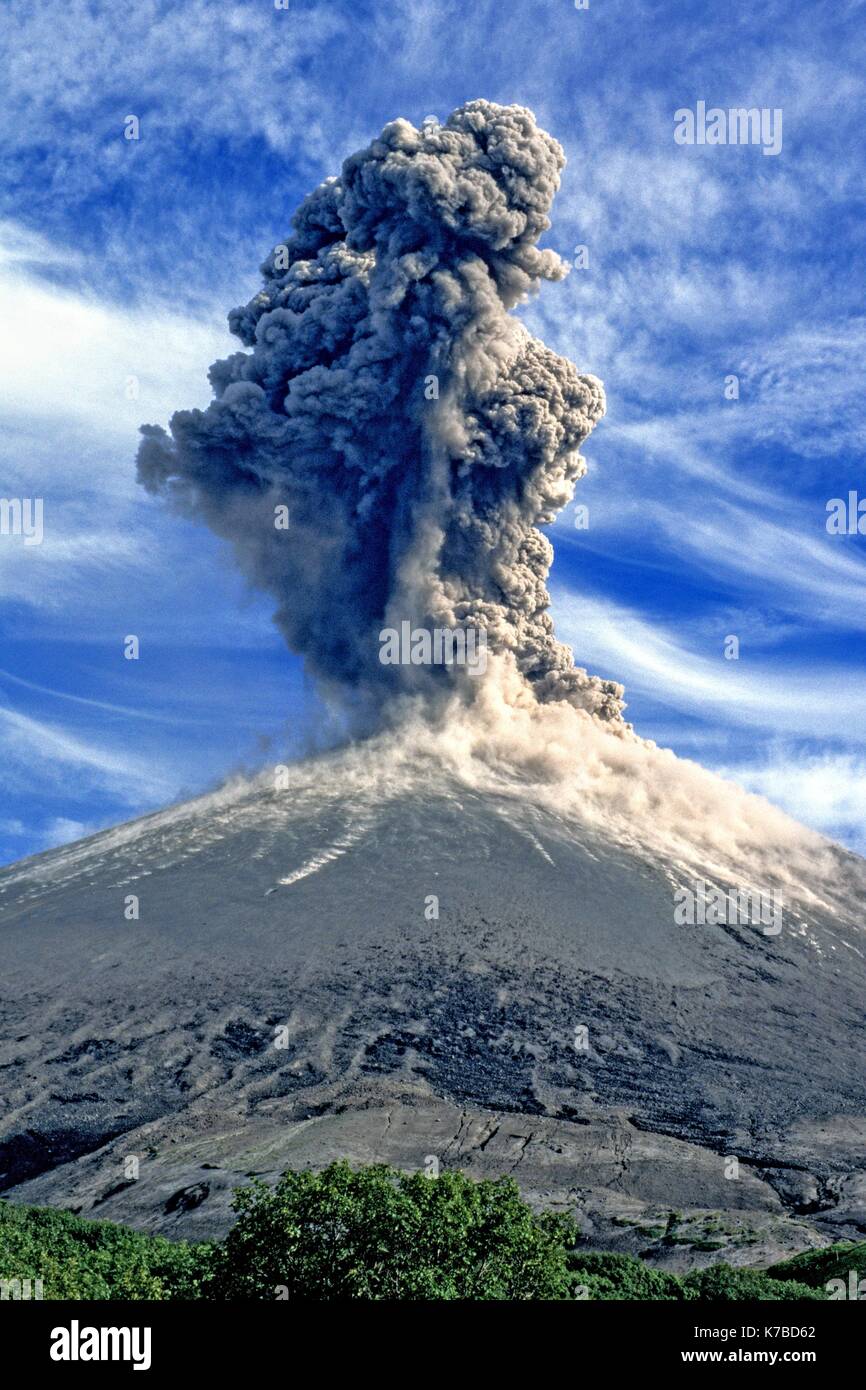 Aktive Vulkan Karymsky Vulkan Kamtschatkas Stockfoto