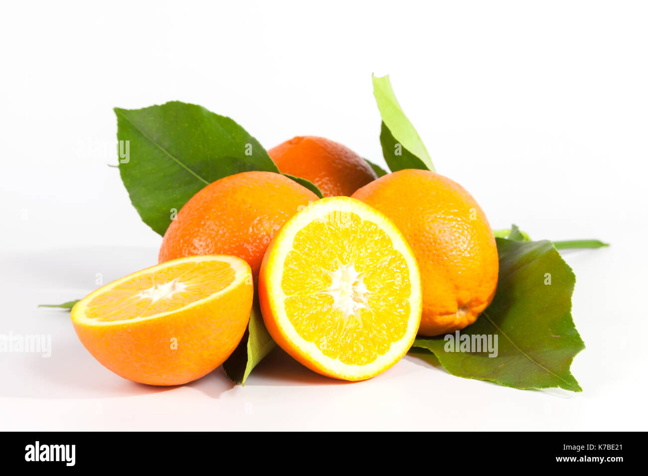 Orangen auf weißem Hintergrund. Stockfoto