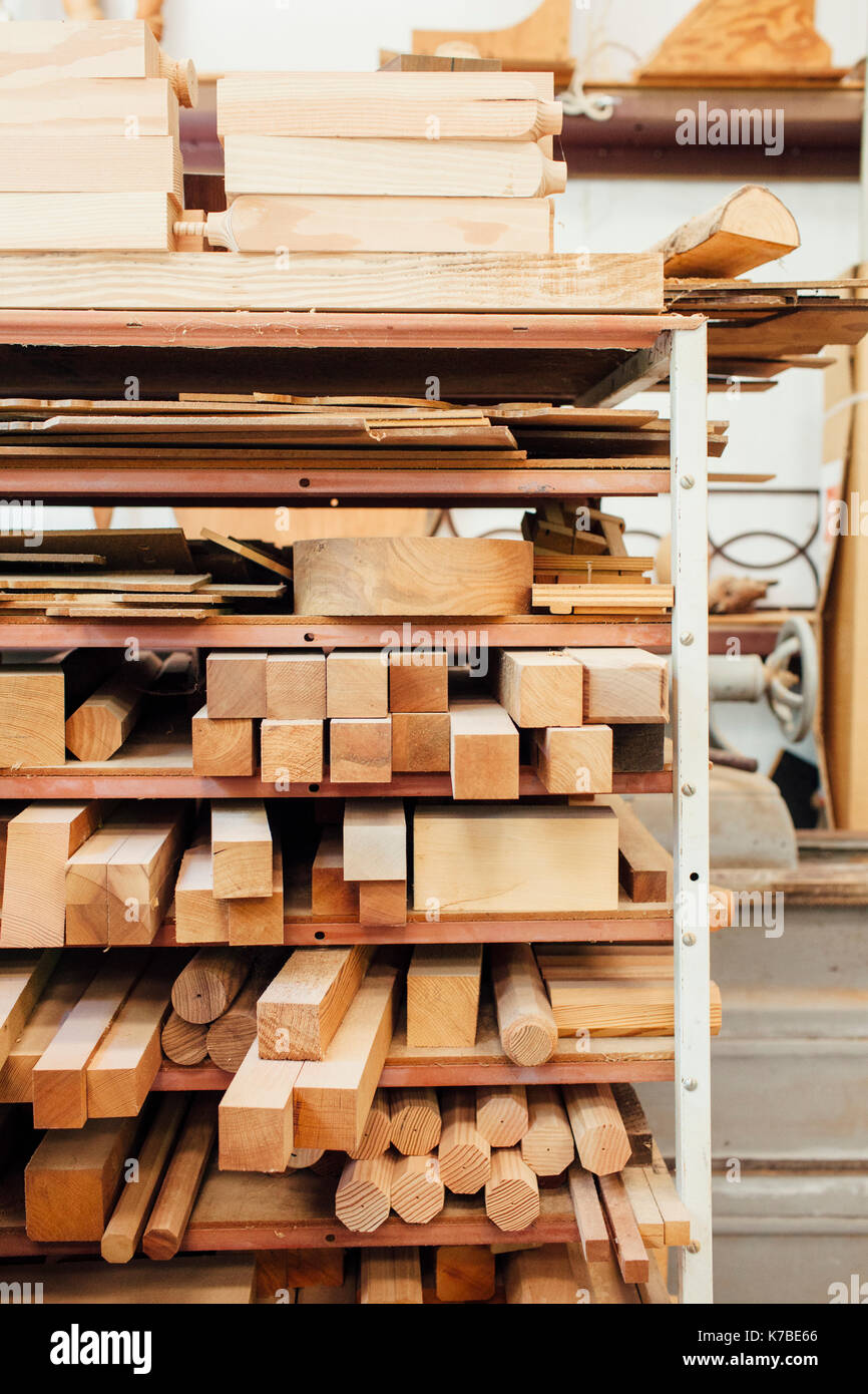 Holz auf Regalen in Werkstatt Stockfoto