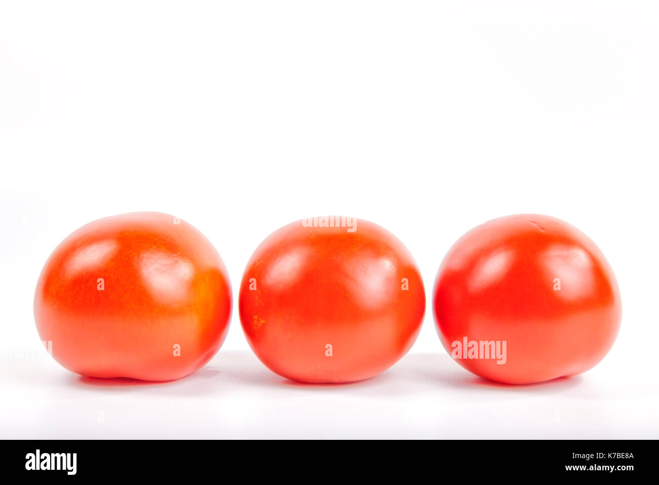 Drei Tomaten auf weißem Hintergrund. Stockfoto