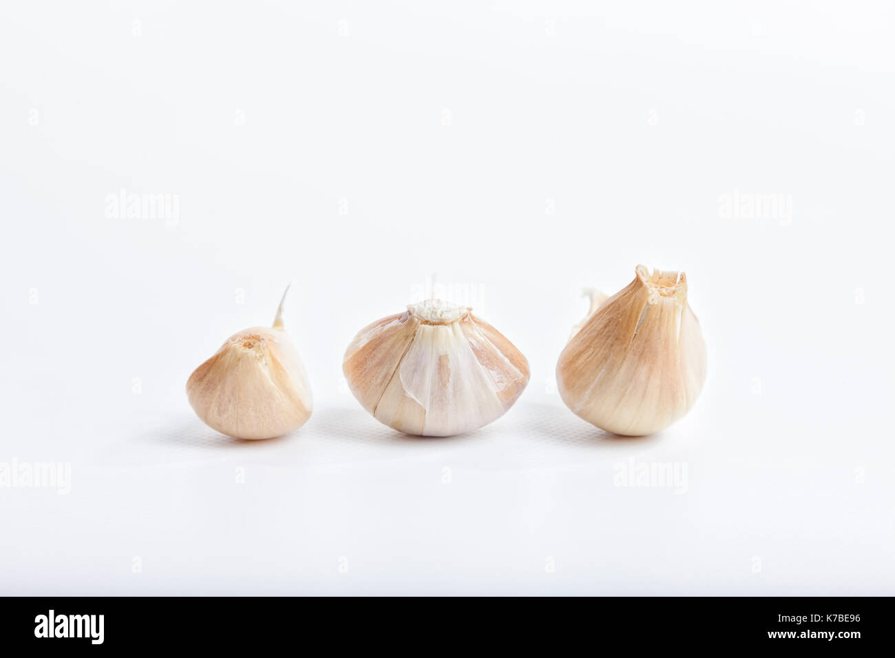 Drei Knoblauch auf weißem Hintergrund. Stockfoto