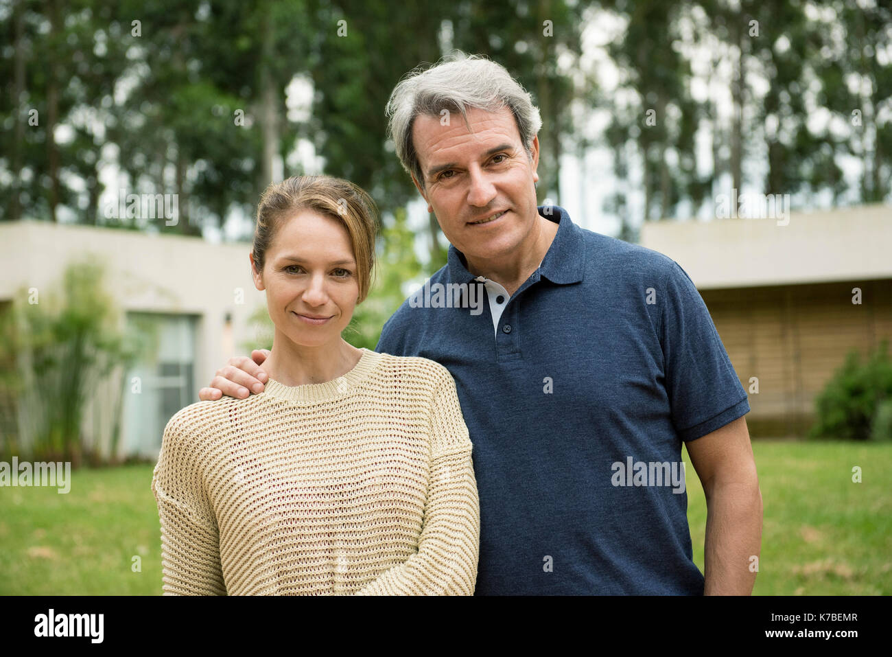 Älteres Paar im Freien, portrait Stockfoto