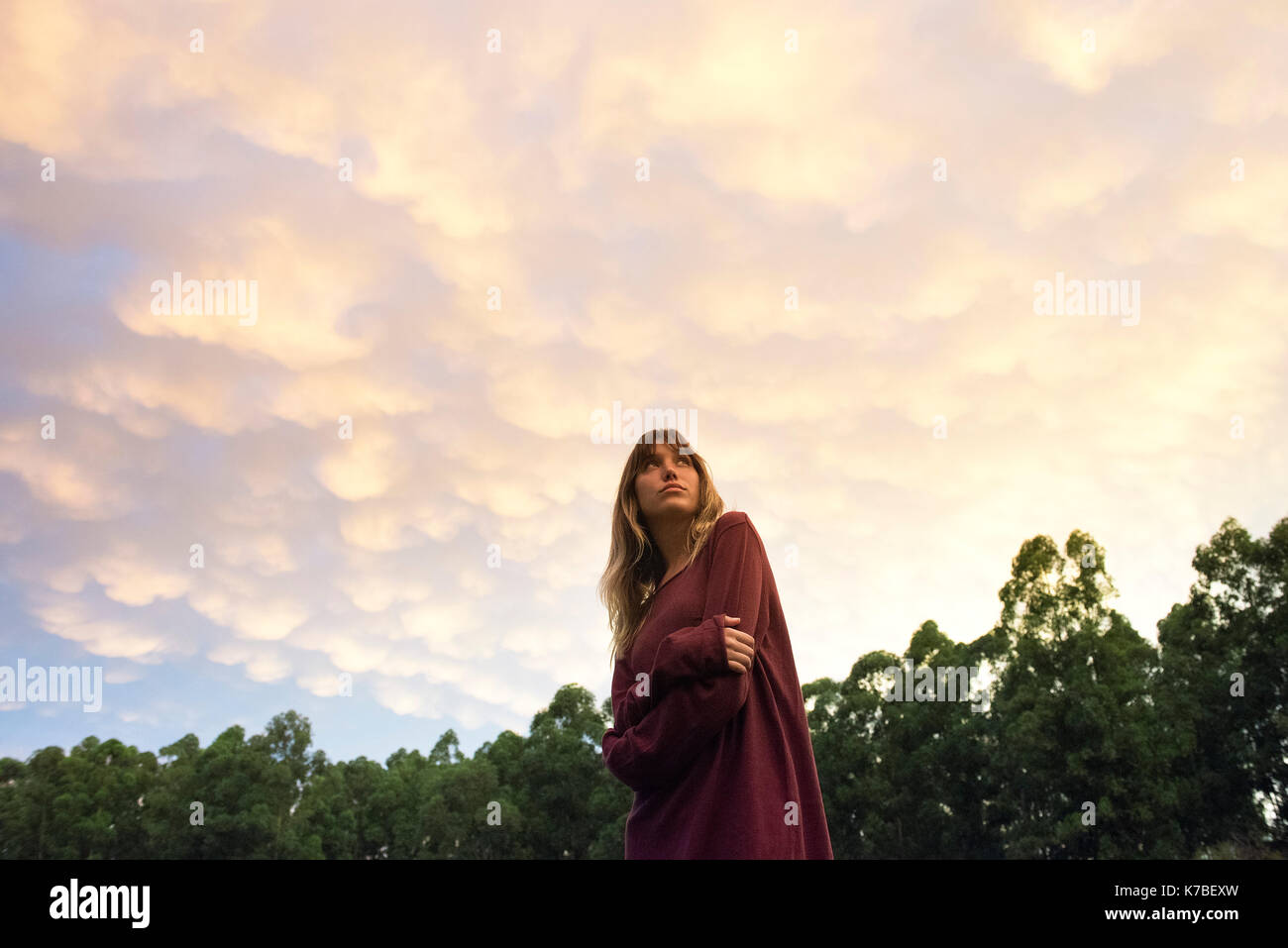 Junge Frau draußen in der Dämmerung, Porträt Stockfoto