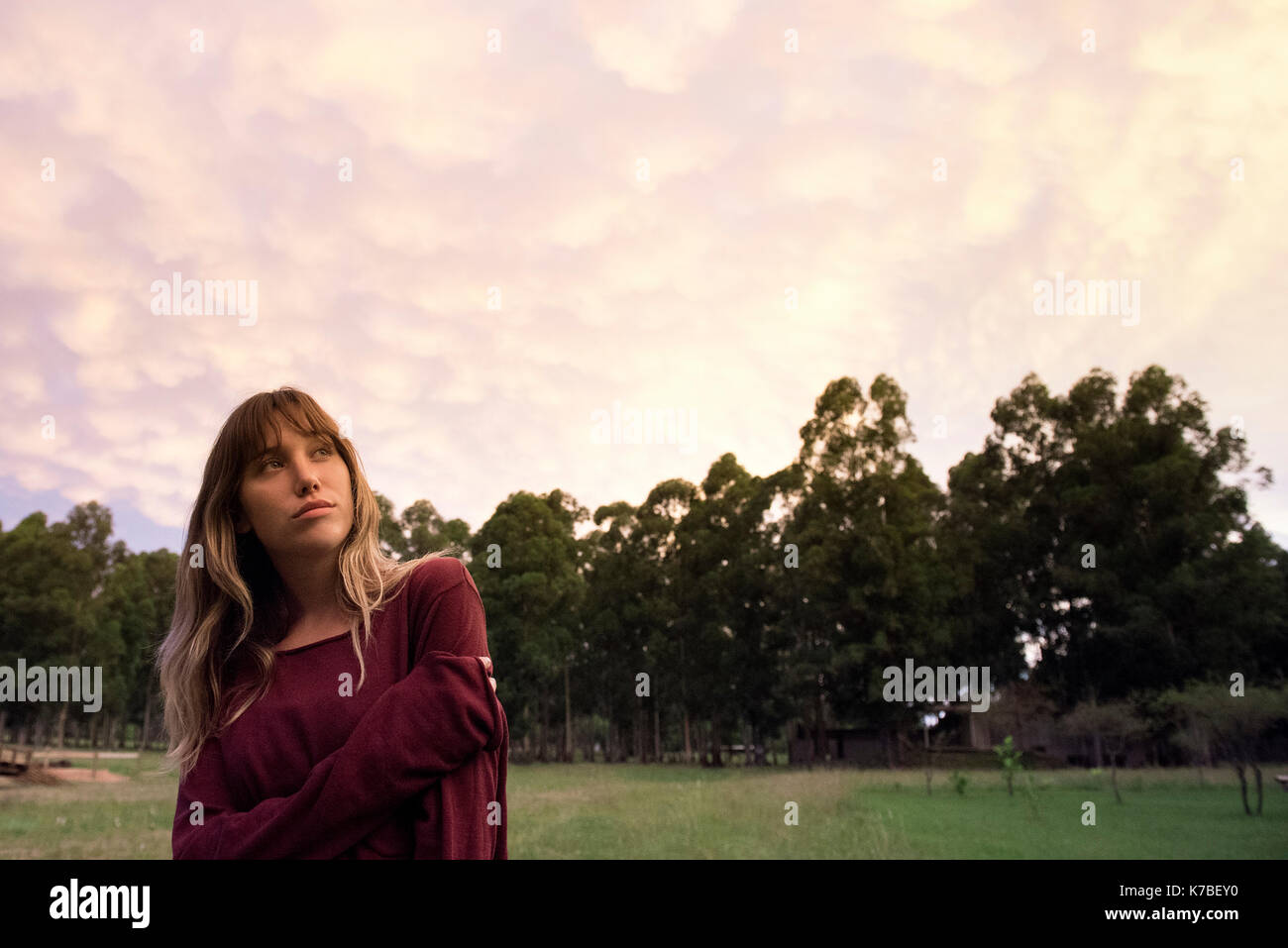 Junge Frau suchen, um sich in Gedanken draussen, Porträt Stockfoto