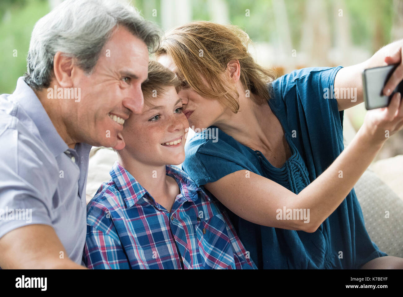 Eltern und jungen Sohn posieren für ein selfie Stockfoto