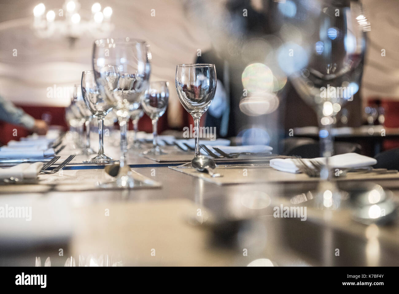Weingläser auf Tisch Stockfoto