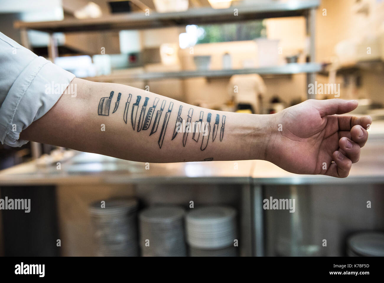 Küchengeräte tattooed auf Arm Stockfoto