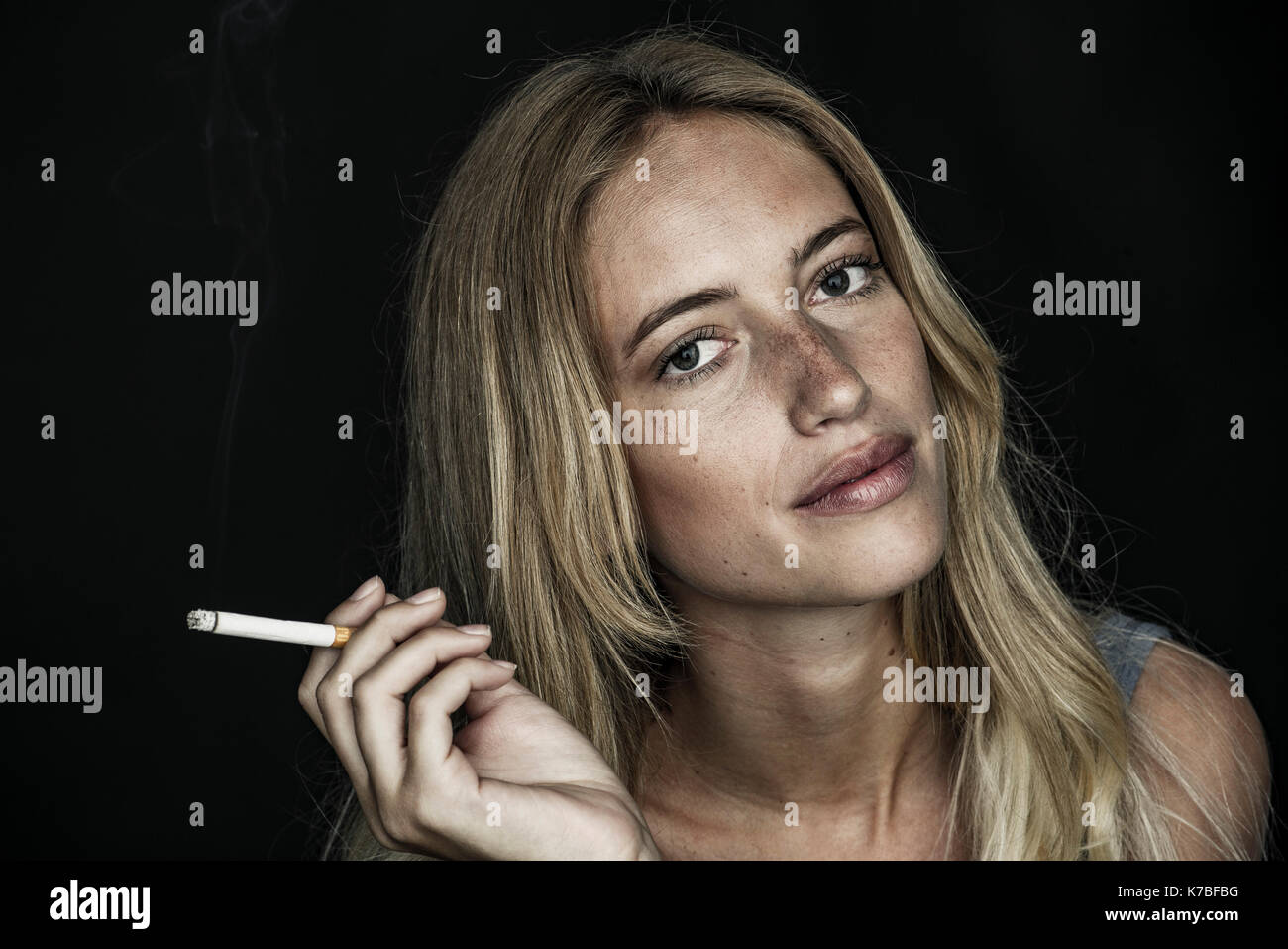 Junge Frau mit Zigarette, Porträt Stockfoto