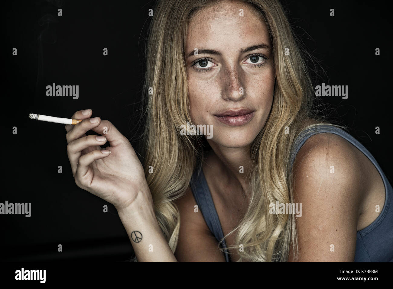 Junge Frau mit Zigarette, Porträt Stockfoto