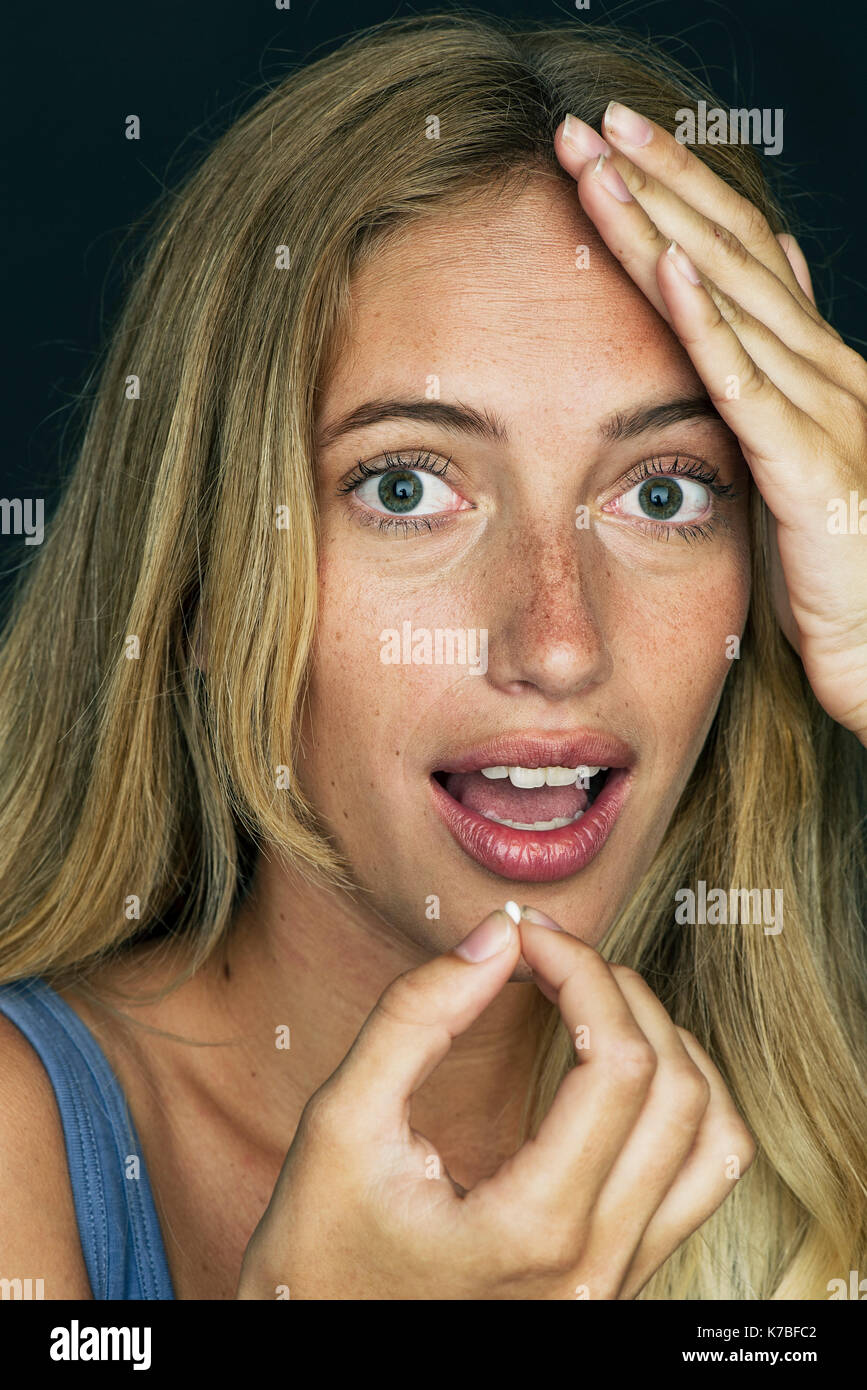 Frau die Hand auf den Kopf und die Vorbereitung der Pille zu nehmen Stockfoto