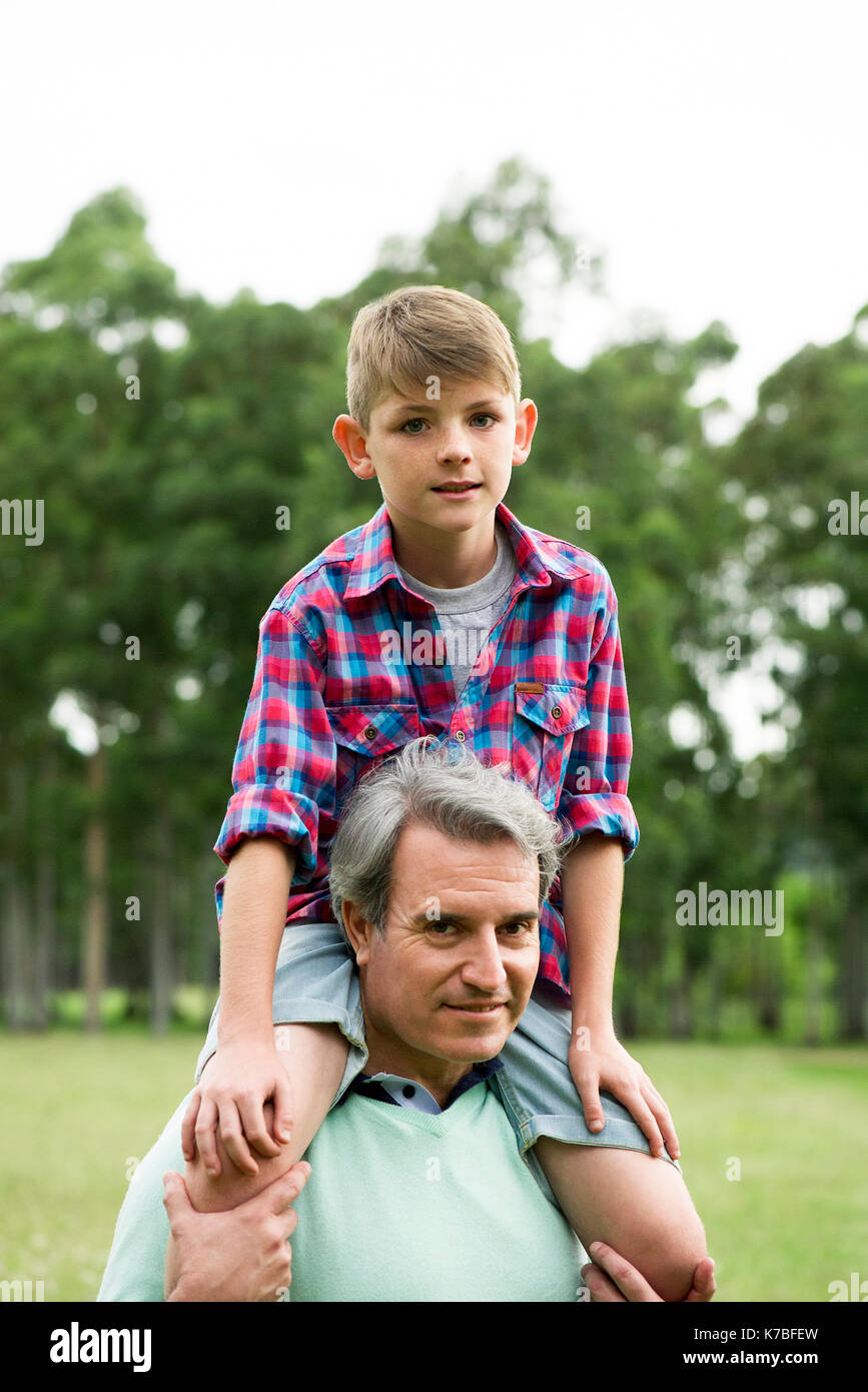 Vater mit Sohn auf Schultern, Porträt Stockfoto