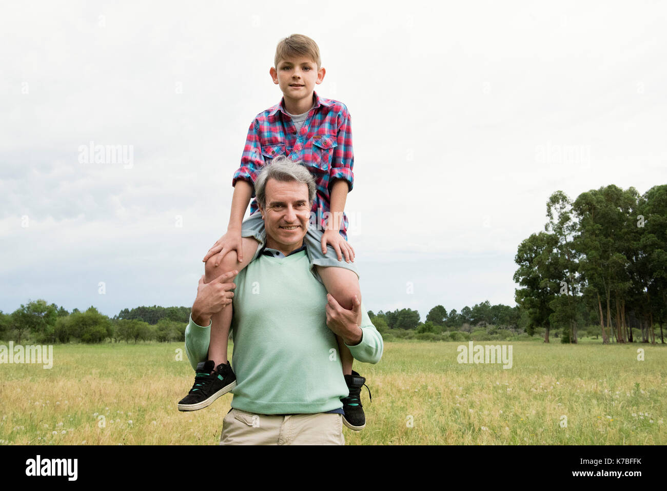 Vater mit Sohn auf Schultern im freien Stockfoto