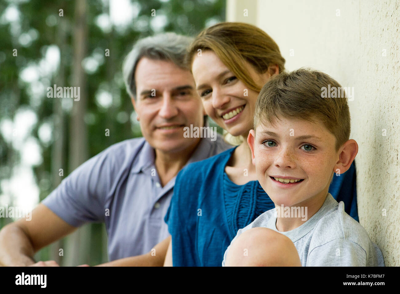 Junge mit Eltern, Porträt Stockfoto