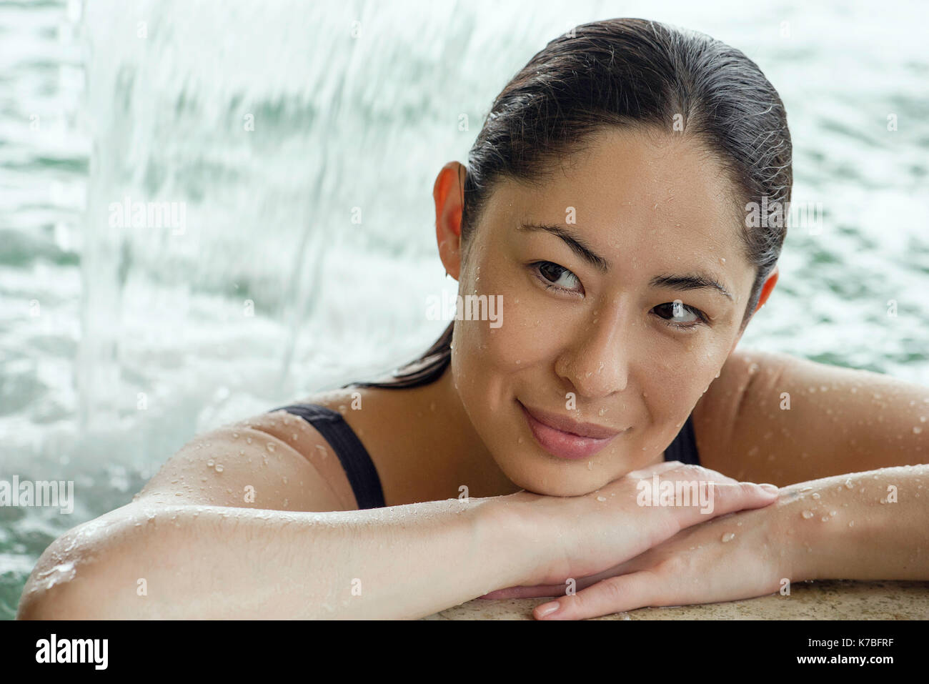 Frau entspannen im pool Stockfoto