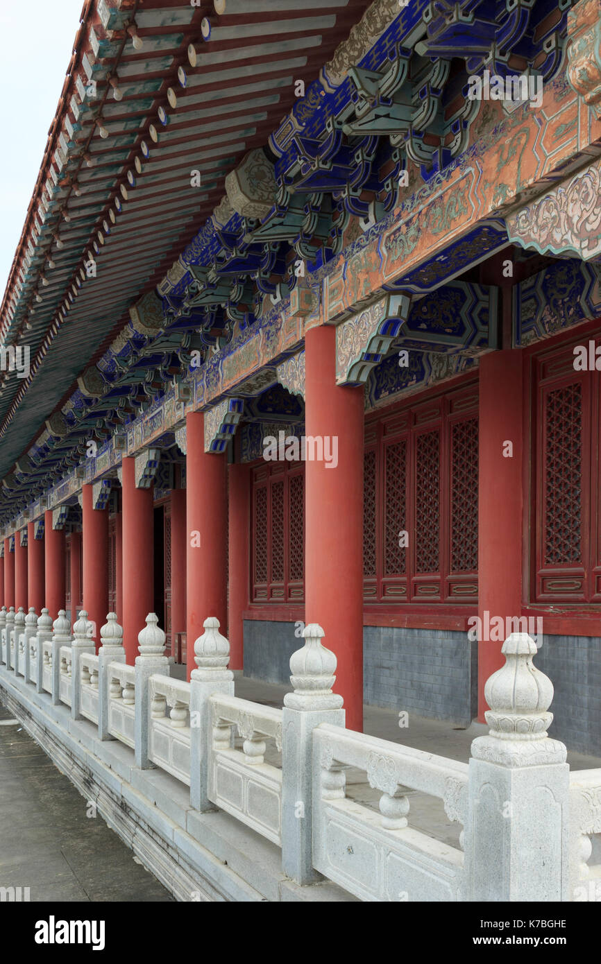 Xiamen, China - Jun 2, 2014: Traditionelle chinesische Architektur: Korridor in outdoor Park, rote Säule entlang des Korridors Stockfoto