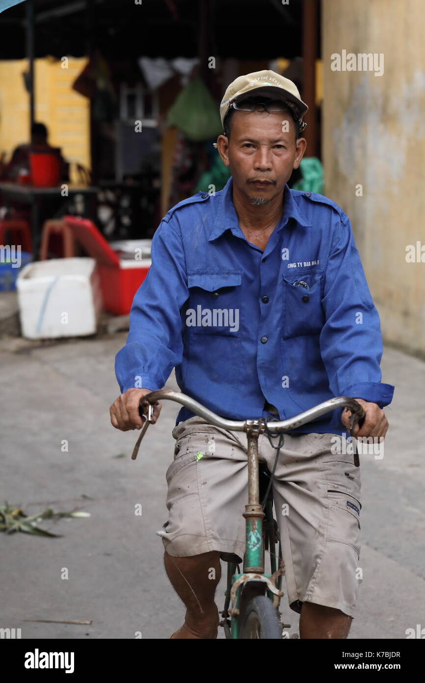 Eine einzelne lokale Vietnamesen in den Straßen der Altstadt von Hoi An, Vietnam Stockfoto