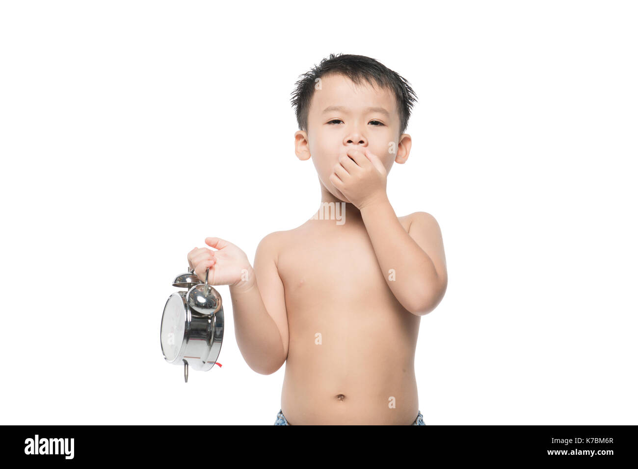 Asiatische junge Kind gähnen. Auf weiß isoliert. Stockfoto