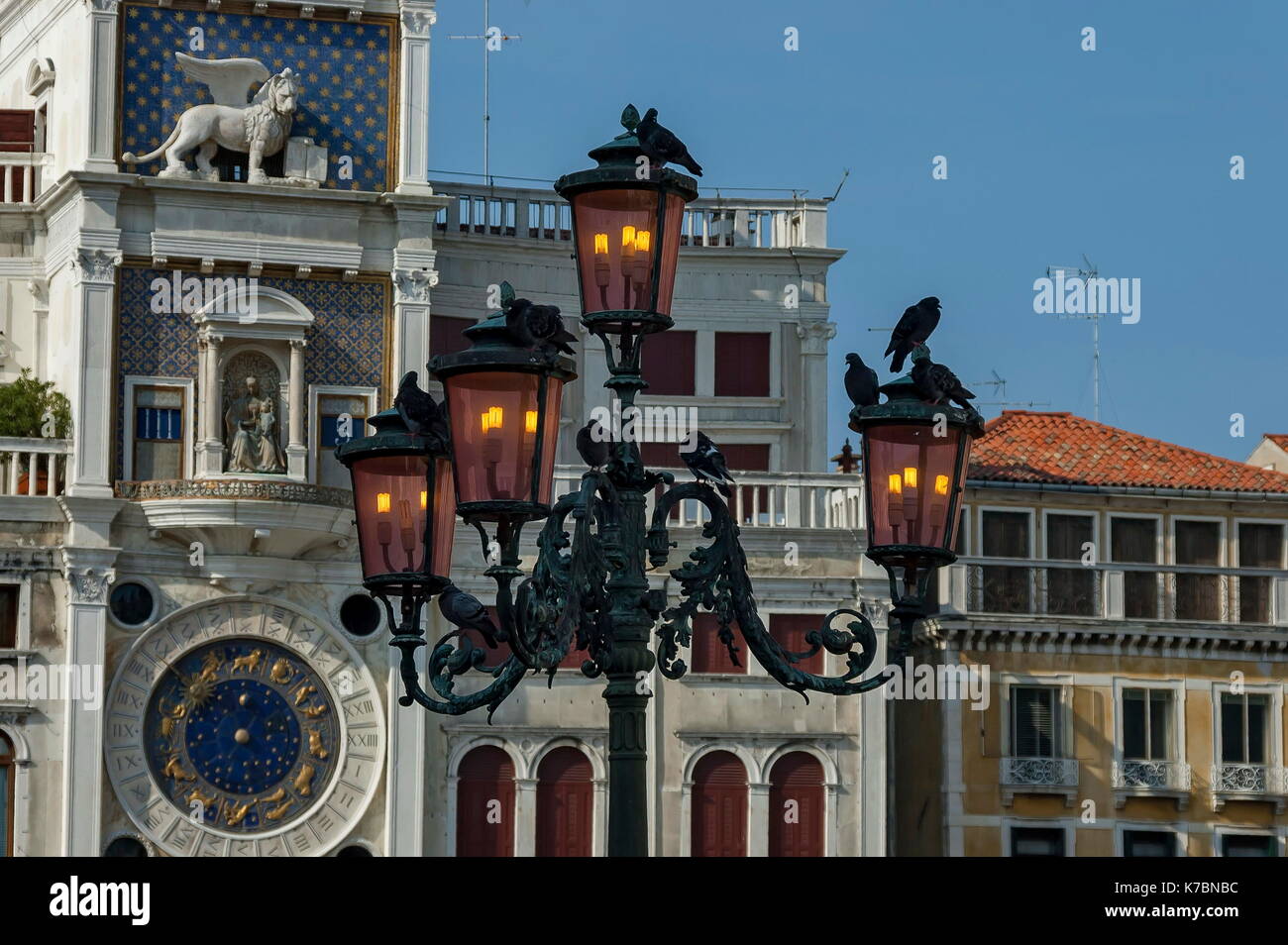 Spalte mit dem Markuslöwen, dem Symbol des Imperial Venedig, Zodiac Clock Tower und der Mutter Gottes in der San Marco Platz auf dem Gebäude, Venezia, Venedig Stockfoto