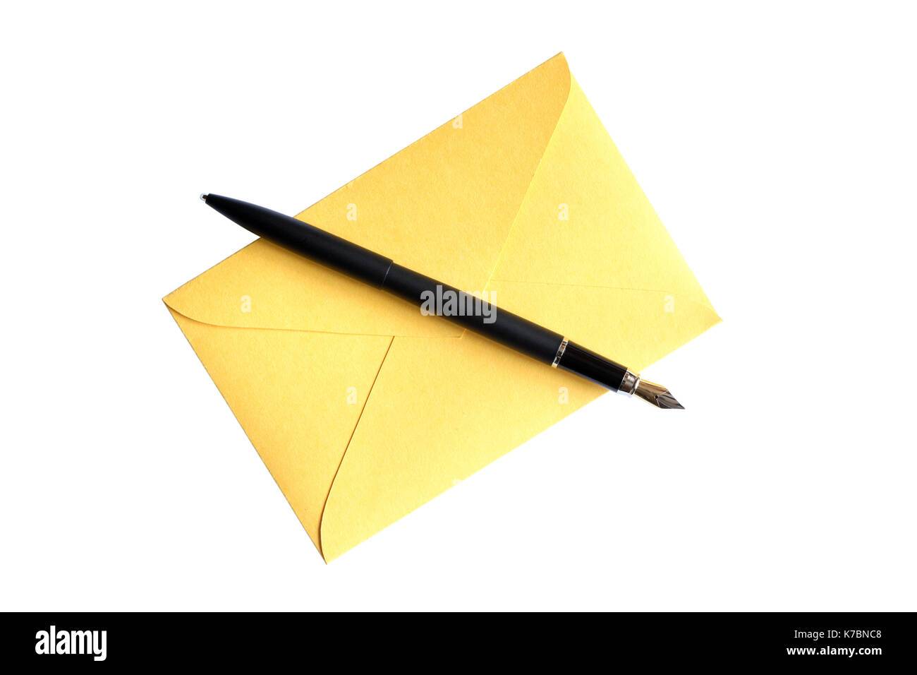 Füllhalter liegen auf gelber Umschlag. Auf weiß mit Freistellungspfad isoliert Stockfoto