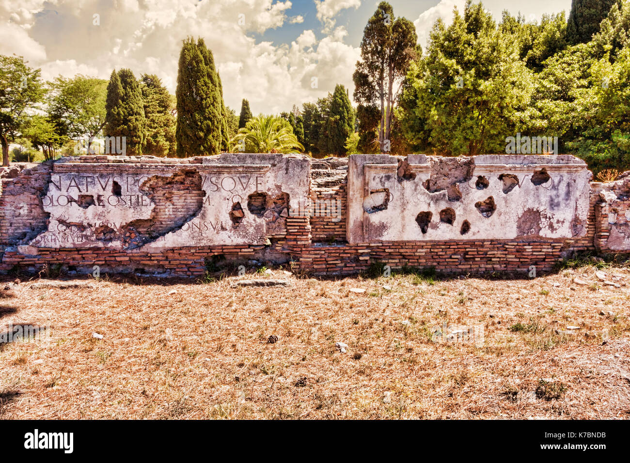 Fragmente von Marmor Inschriften auf dem Dachboden der Porta Romana. Stockfoto