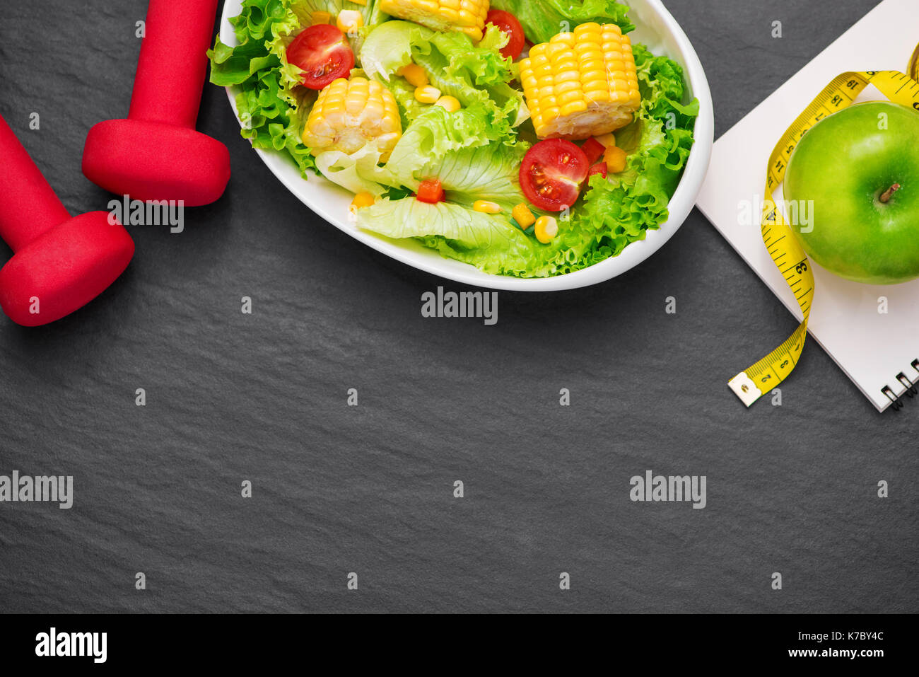 Gesunde Fitness-Menü mit frischem Salat. Diät-Konzept. Stockfoto
