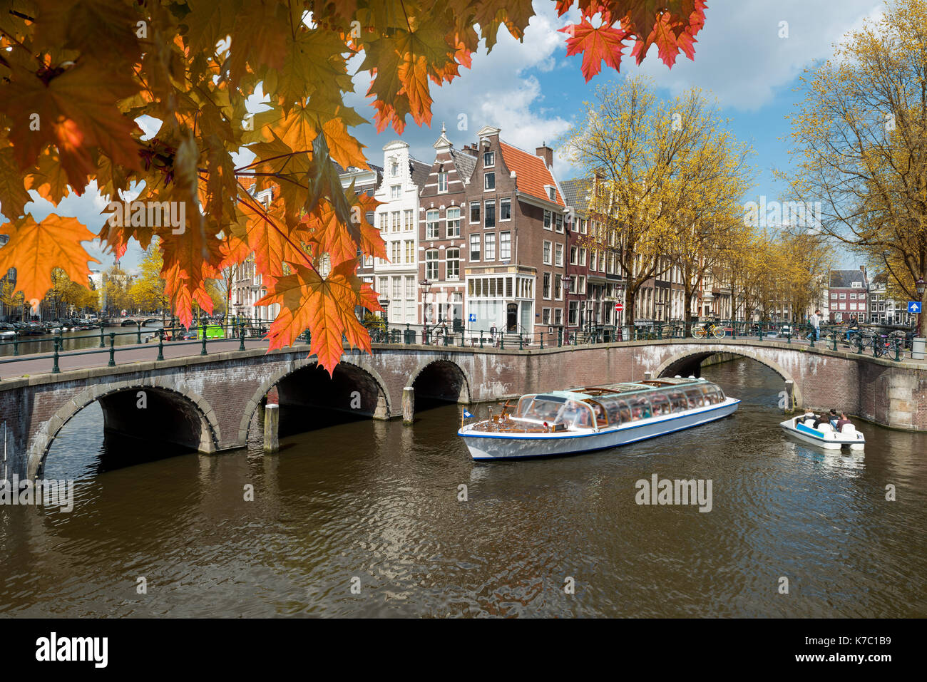 Traditionelle alte Häuser auf Canal an Herbst Tag in Amsterdam, Niederlande im Herbst. Stockfoto
