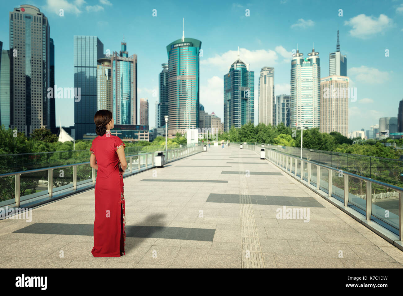 Asiatische junge Frau in der chinesischen traditionellen Kleid Reisen in Shanghai, China. Stockfoto