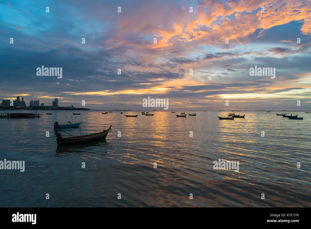 Viele Thai angeln Liegeplätze im Meer in der Nähe von Pattaya, Thailand bei Sonnenuntergang. Stockfoto