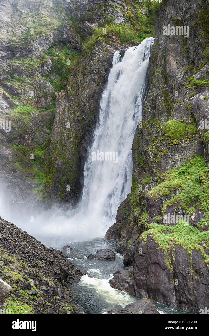Voringfossen Wasserfall in Norwegen von unten gesehen nach einem Wanderweg von 2 Stunden Stockfoto