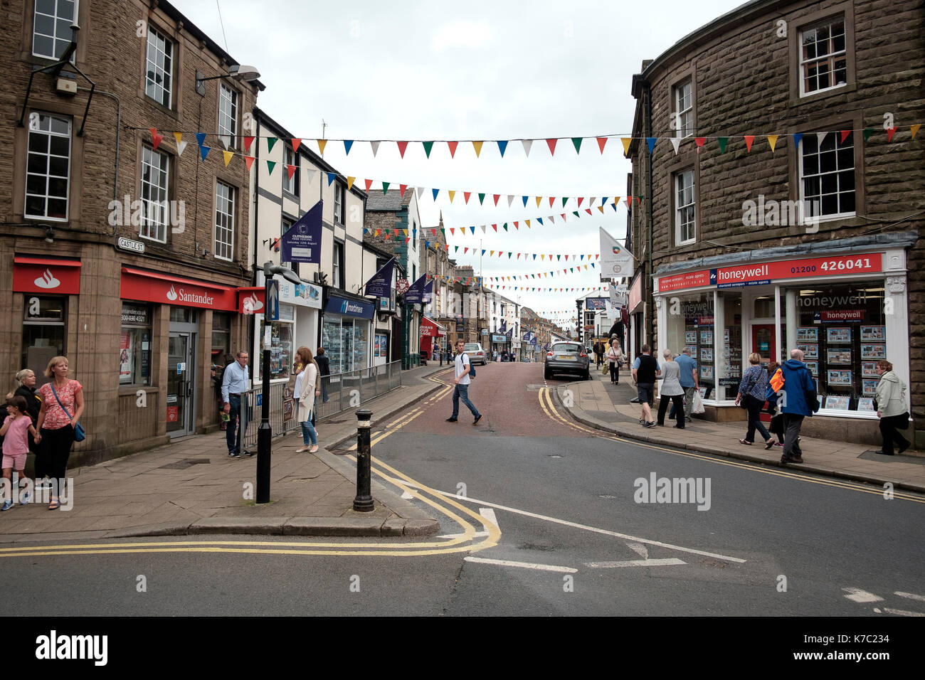 Die Hauptburg Straße im Zentrum der Lancashire Stadt Clitheroe Stockfoto