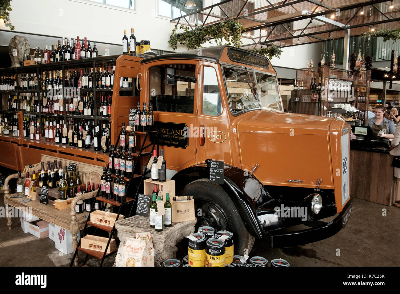 Innenraum der Firma Bowland Food Hall bei Holmes Mühle, die Lancashire Produkte Highlights, eine Entwicklung, die auf einer alten Textilfabrik Website. Stockfoto