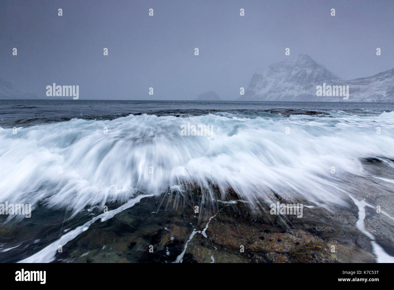 Wellen auf die Felsen des kalten Meer. haukland. lofoten in Nordnorwegen Europa Stockfoto