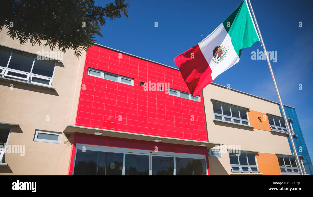Mexikanische Schule mit der Flagge von Mexiko Stockfoto