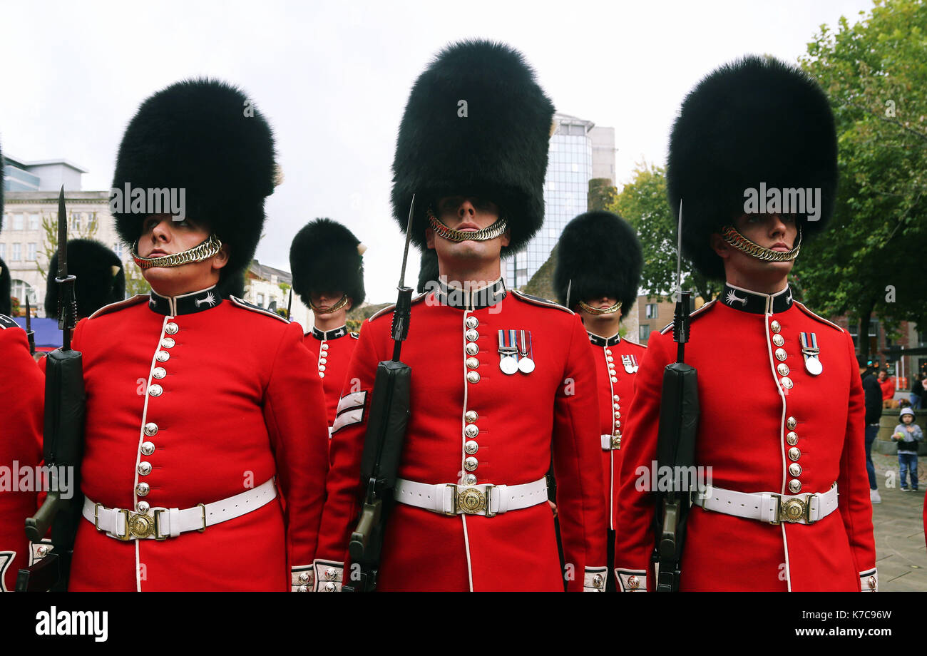 Im Bild: Der Welsh Guards Parade durch Schlossplatz in Swansea. Freitag, 15 September 2017 Re: Soldaten aus der Welsh Guards ihren Gebrauch gemacht haben, Stockfoto