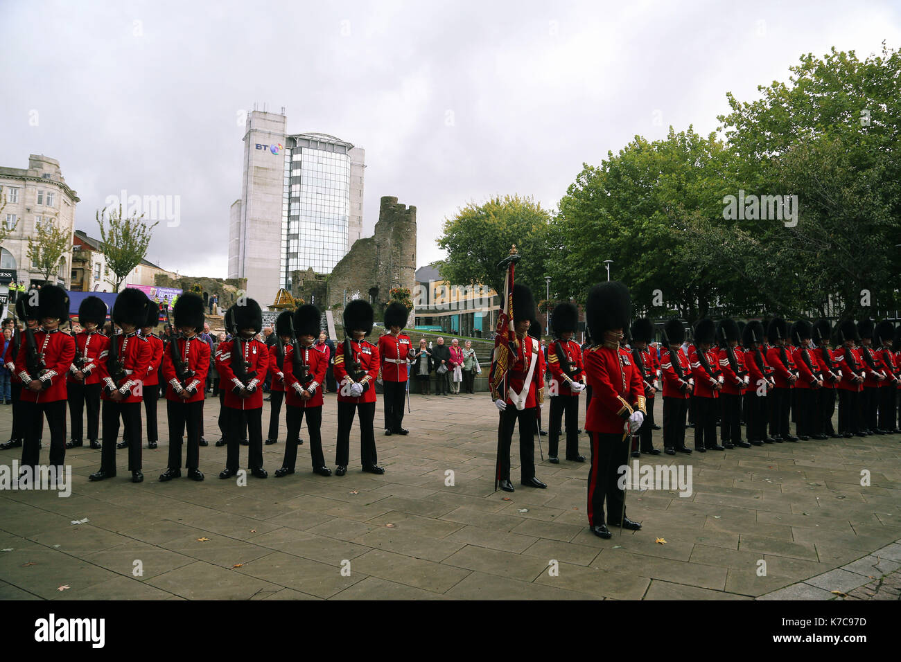 Im Bild: Der Welsh Guards Parade durch Schlossplatz in Swansea. Freitag, 15 September 2017 Re: Soldaten aus der Welsh Guards ihren Gebrauch gemacht haben, Stockfoto