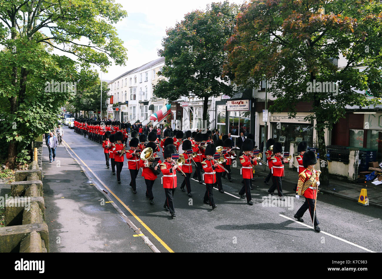 Im Bild: Der Welsh Guards Parade durch St Helen's Street in Swansea. Freitag, 15 September 2017 Re: Soldaten aus der Welsh Guards ausgeübt haben. Stockfoto