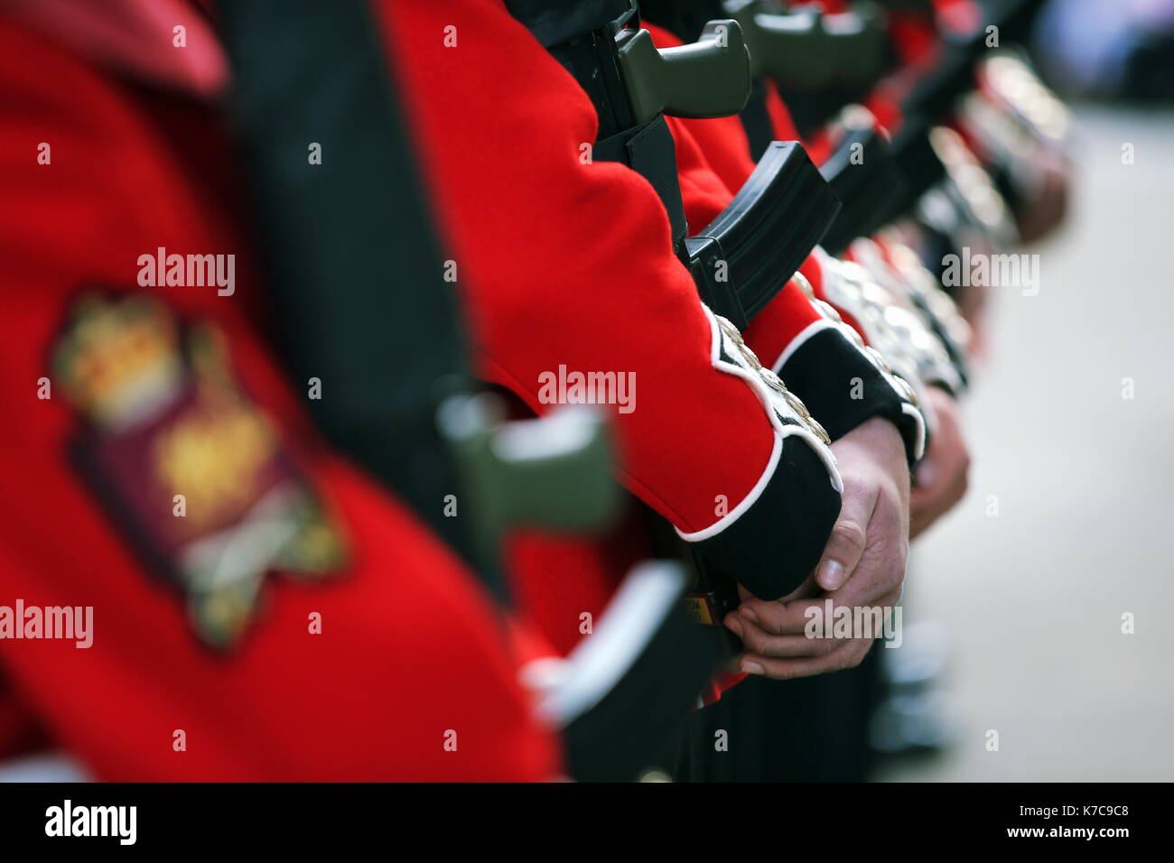 Im Bild: Der Welsh Guards Parade durch Schlossplatz in Swansea. Freitag, 15 September 2017 Re: Soldaten aus der Welsh Guards ihren Gebrauch gemacht haben, Stockfoto