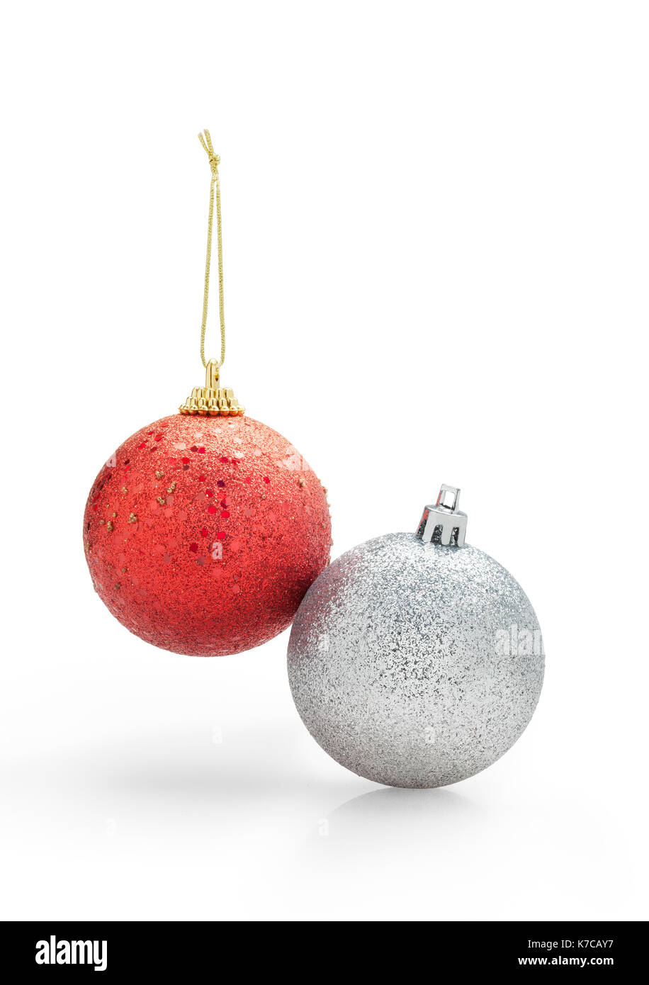 Zwei Weihnachten Kugeln. Rot und Silber. Eine hängende Kabel vor weißem Hintergrund Stockfoto