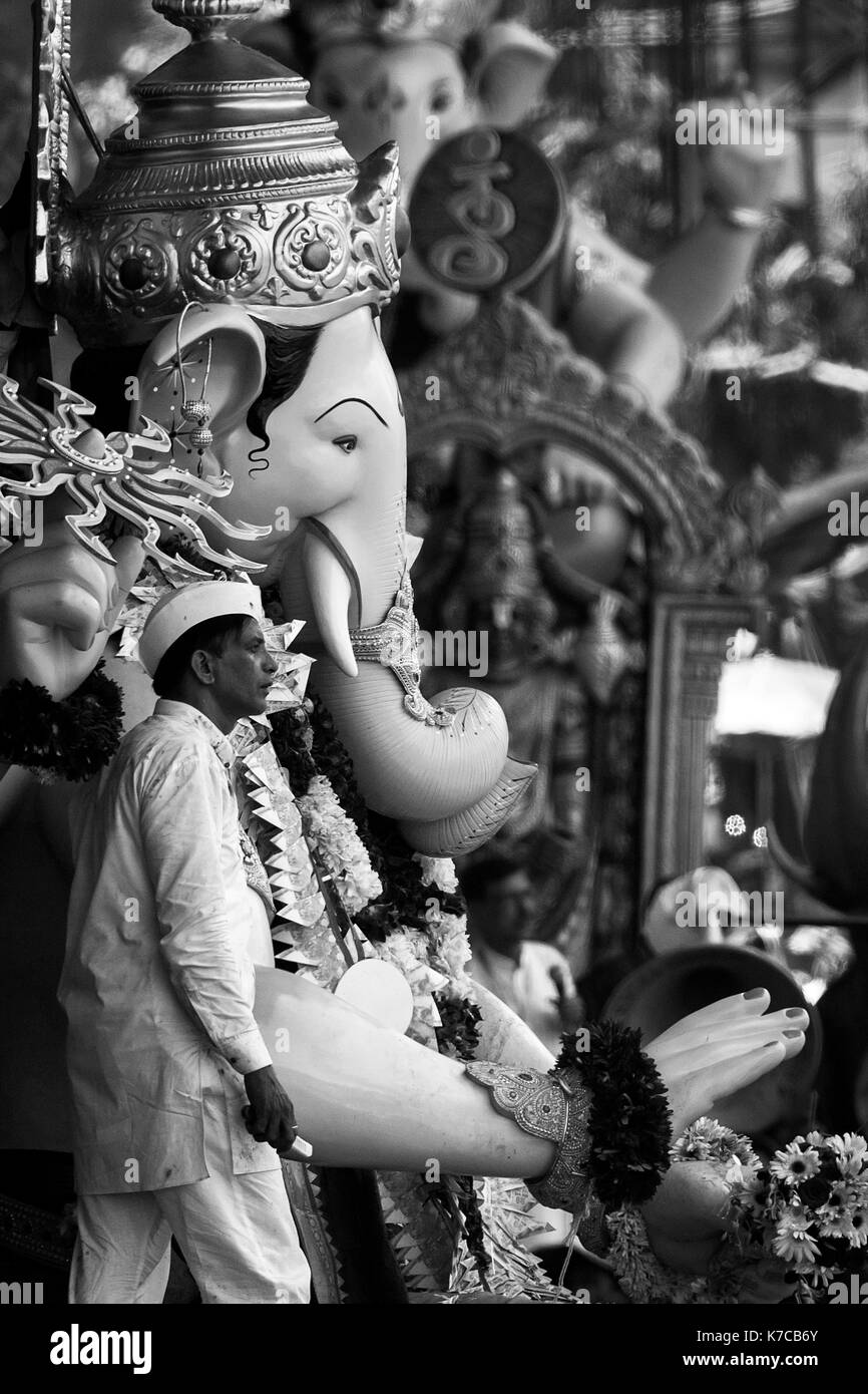 Das Bild der Ganpati für Elefanten unter der Leitung Herr der berühmte lalbaug cha Raja aus Main Gate, auf dem Weg zu lalbaug zu eintauchen. Mumbai, Indi Stockfoto