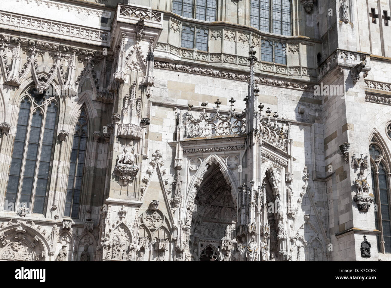 Hauptfassade des Regensburger Doms. Deutschland, das wichtigste Wahrzeichen der Stadt Stockfoto