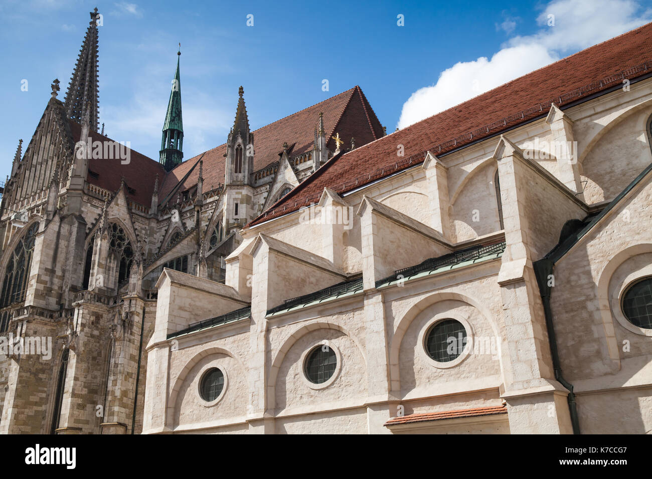 Fassadenfragment des Regensburger Doms. Deutschland. Es ist die wichtigste Kirche und Wahrzeichen der Stadt Stockfoto